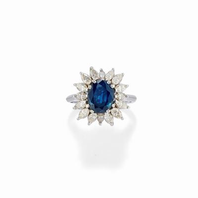 Anello con zaffiro ovale di circa 2,00 ct, in oro bianco 18k con diamanti