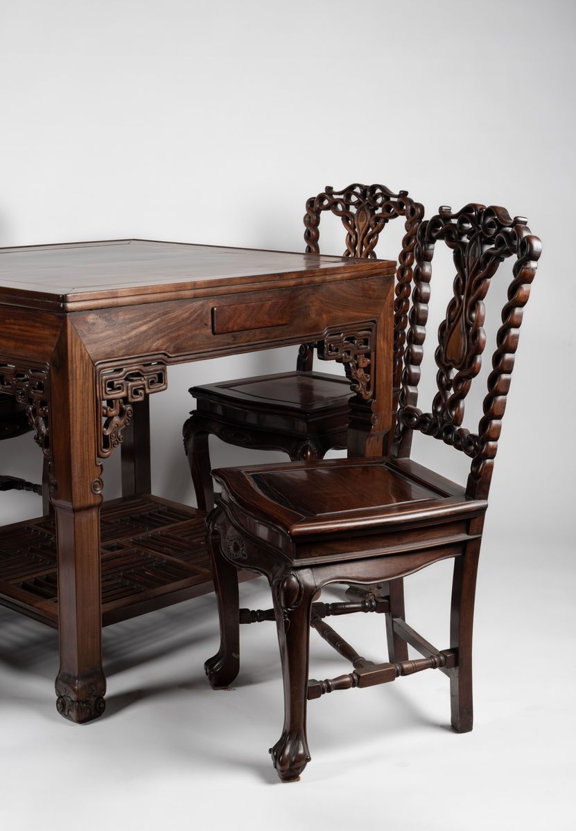 Tavolo da gioco del mahjong, legno di hongmu con quattro sedie e poggiapiedi, Cina, periodo della...