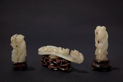 Scultura orientale, Lotto composto da due figure e una fibbia in giada