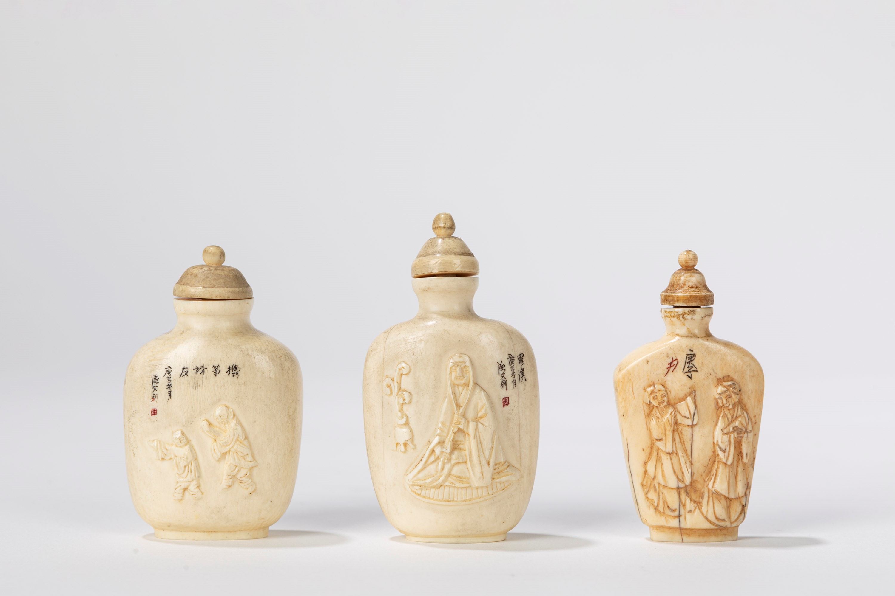 Tre snuff bottles in avorio, Cina, inizio secolo XX