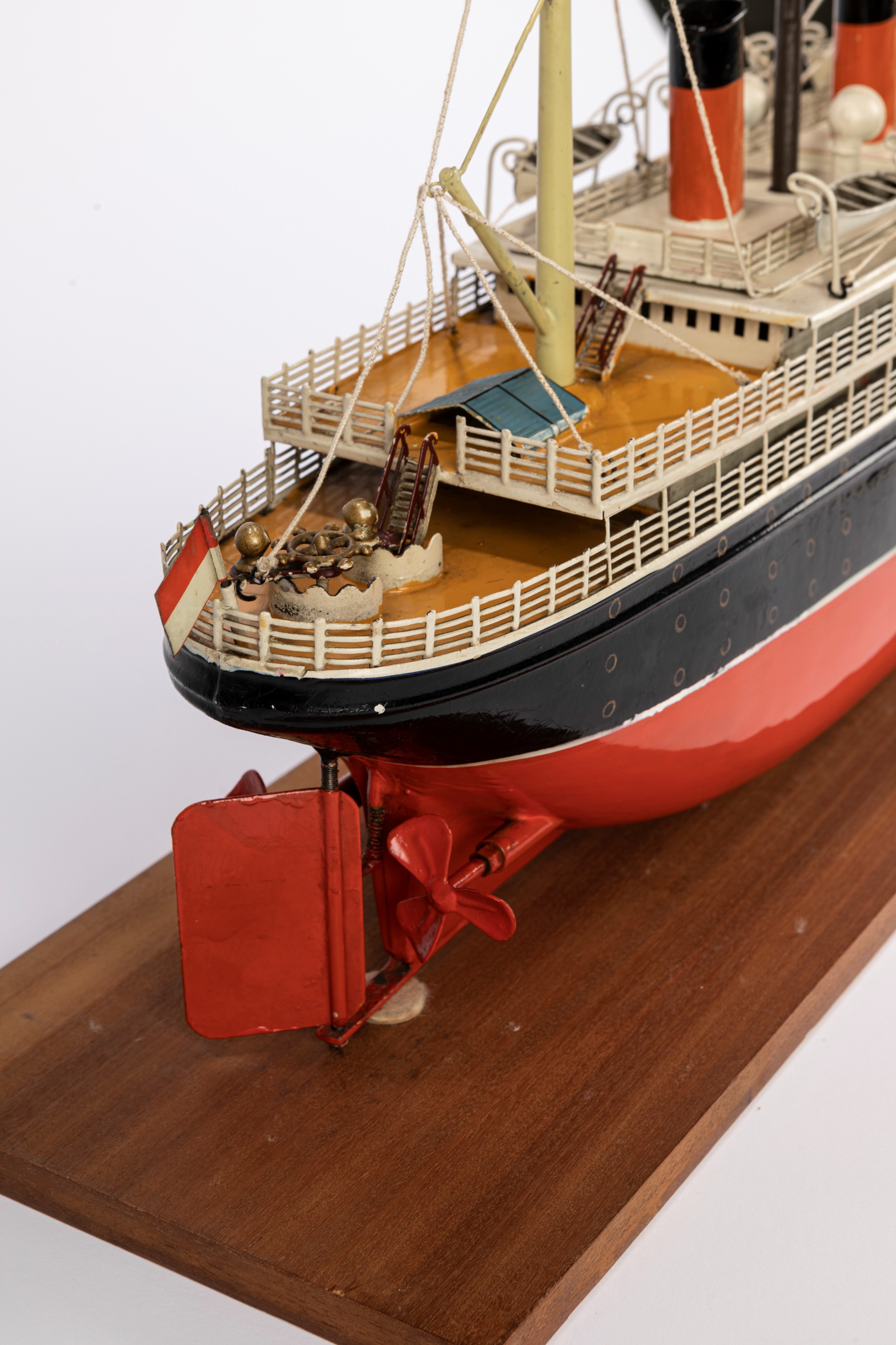 Bing - Modello da esposizione di transatlantico in latta, Germania 1915-1918