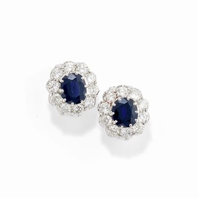 Orecchini con zaffiri ovali e diamanti, oro bianco 18k