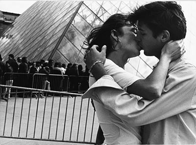 Les Amoureux De la Pyramide Du Louvre