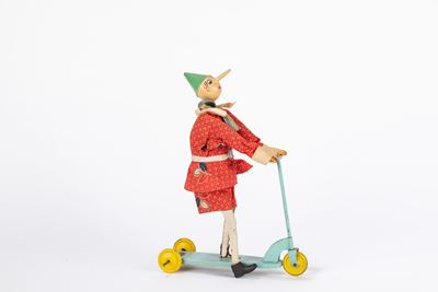 Giocattolo d'epoca, Pinocchio su triciclo in latta con molla