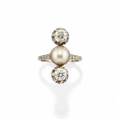 Anello in oro bianco 18k con diamanti e perla coltivata, circa 1930