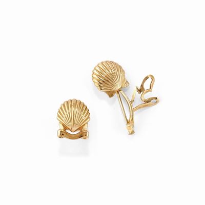 Due spille a conchiglia, oro giallo 18k