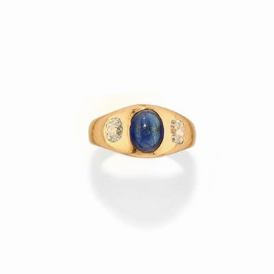 Anello in oro giallo 18k con zaffiro ovale cabochon e diamanti