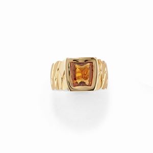 A 18k yellow gold and topaz ring, Cartier, with box