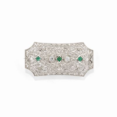 Spilla in oro bianco 18k con diamanti e smeraldi