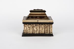  - ☼Baule in osso finemente intarsiato, nello stile degli Embriachi. Secolo XIX