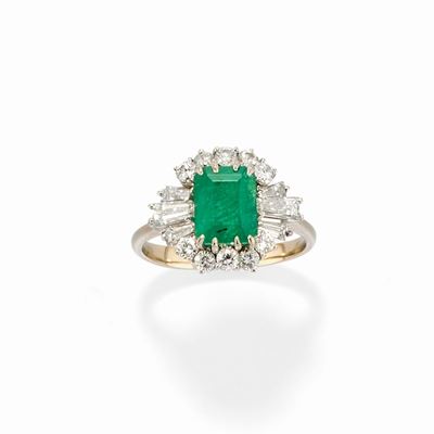 Anello in oro bianco 18k con smeraldo e diamanti