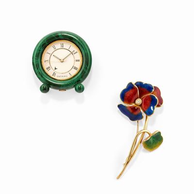 Spilla a fiore con diamante e smalto policromo e orologio sveglia in lacca verde, in oro giallo 1...