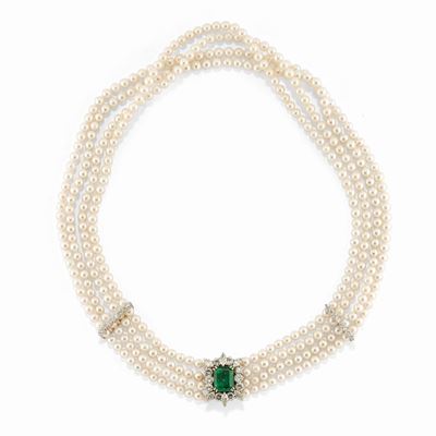 Collana di perle coltivate con smeraldo e diamanti in oro bianco 18k