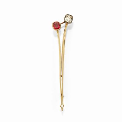 Spilla in oro giallo 18k e argento con rubino sintetico e diamante taglio cuscino