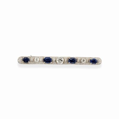 Spilla a barretta in oro bianco 18k con zaffiri e diamanti
