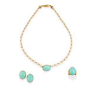 A 18k yellow gold and cultured pearl parure, ring and earrings
