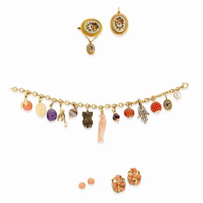 Lotto di gioielli in oro giallo 18k e argento con corallo, spilla e bracciale charms