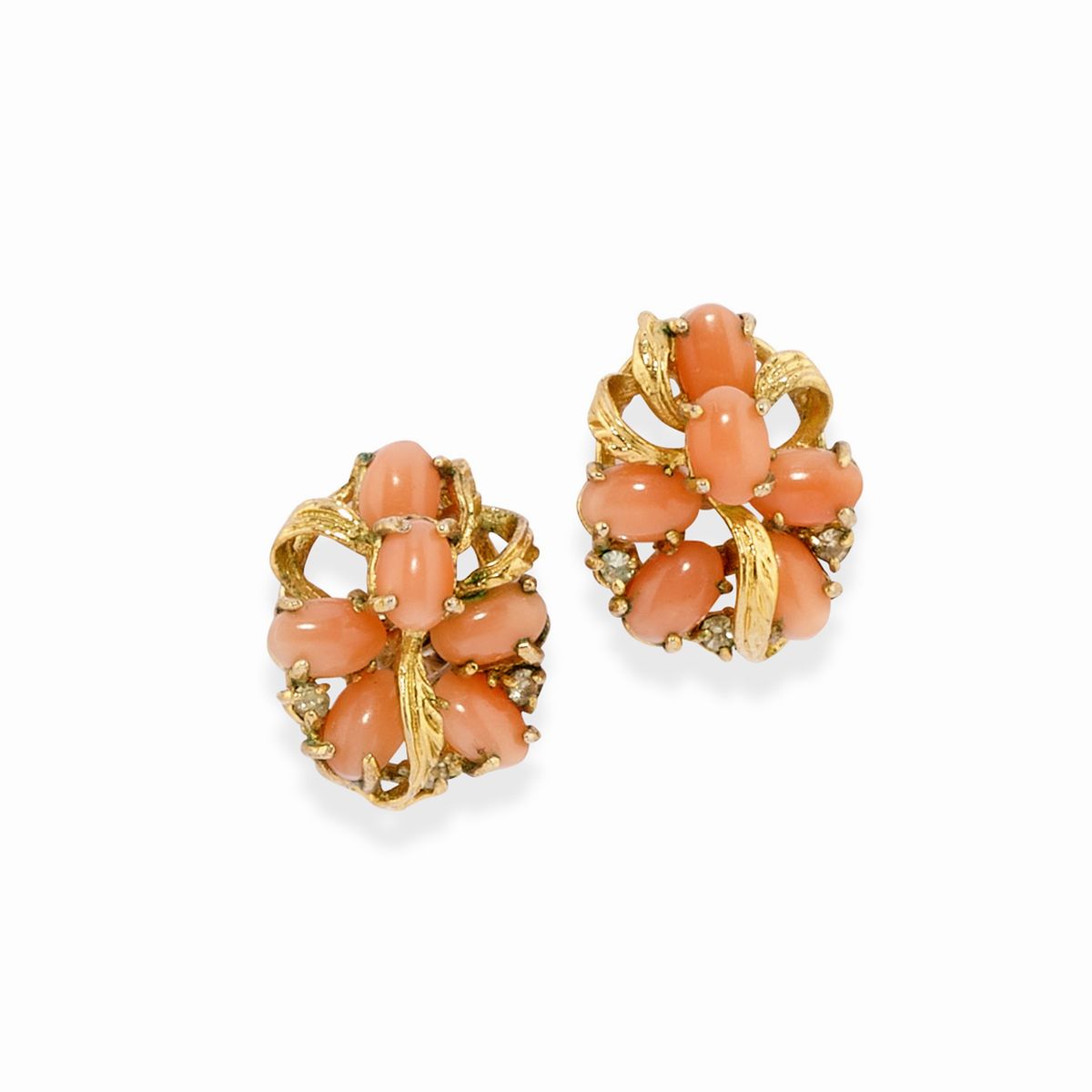Lotto di gioielli in oro giallo 18k e argento con corallo, spilla e bracciale charms