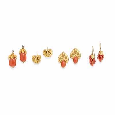 Tre coppie di orecchini e due pendenti in oro giallo 18k con inserti in corallo