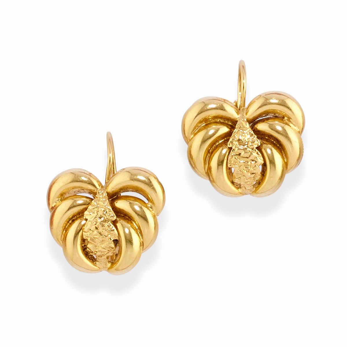 Tre coppie di orecchini e due pendenti in oro giallo 18k con inserti in corallo