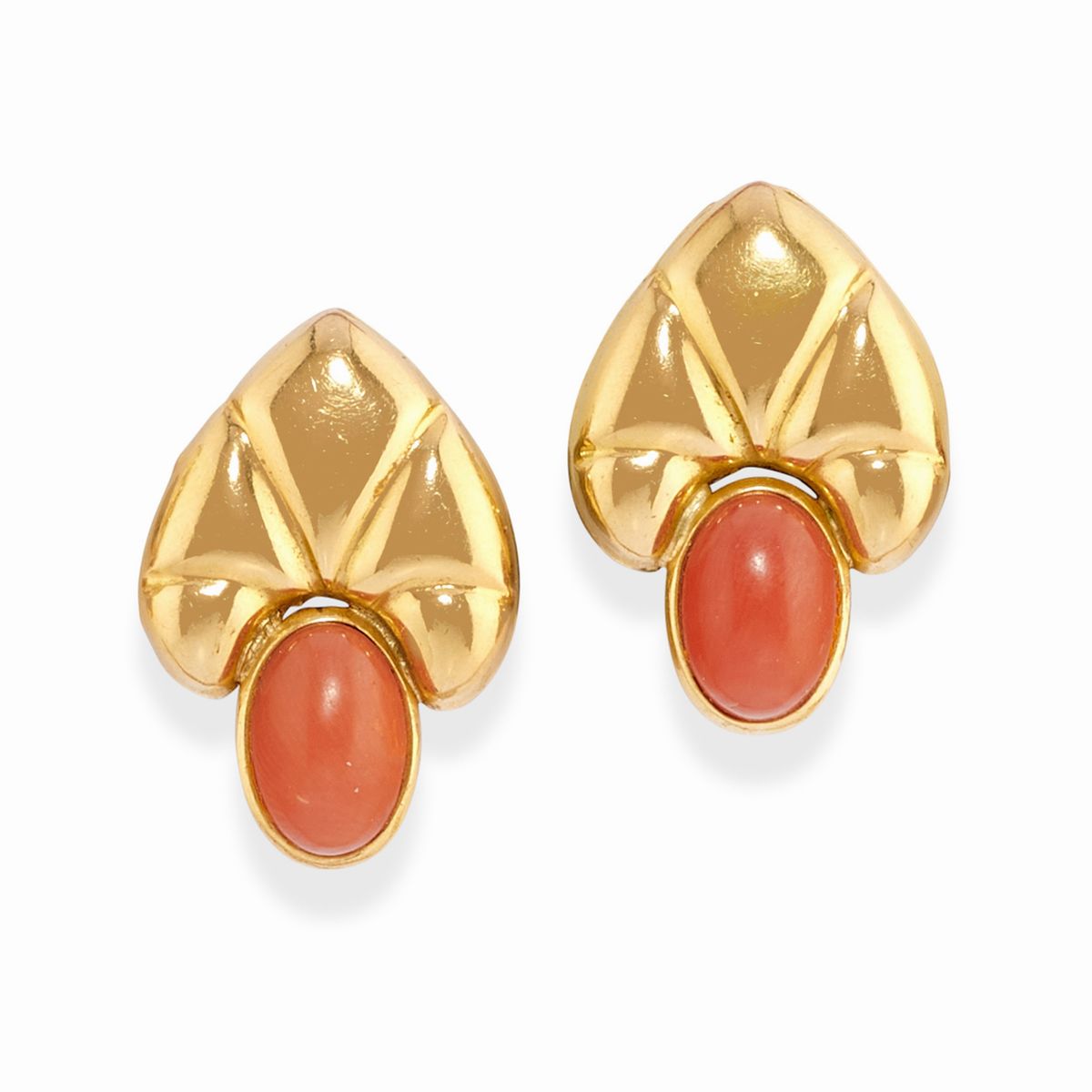 Tre coppie di orecchini e due pendenti in oro giallo 18k con inserti in corallo