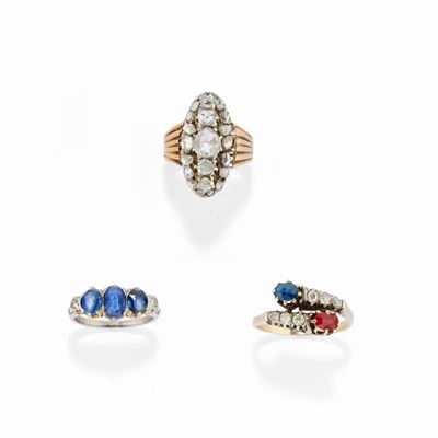 Tre anelli in oro bicolore 18k e argento con pietre preziose e diamanti