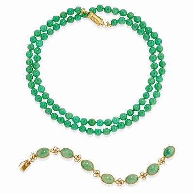 Due gioielli in oro giallo 18k con pietre verdi di giada giadeite