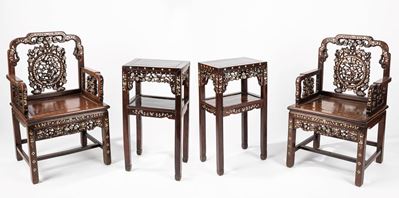 Cina, Fornitura da salotto composta da coppia di poltrone e coppia di tavolini in legno rosso int...