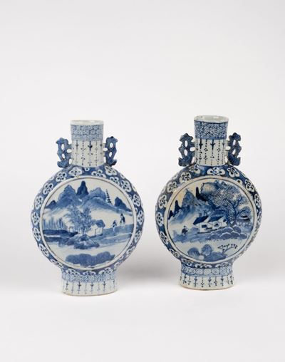 Due vasi 'moonflask' in porcellana bianca e blu, Cina, inizi secolo XX
