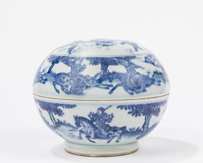 Cina, Scatola con coperchio in porcellana bianca e blu, XVII secolo, periodo Chongzhen (1627-1644...