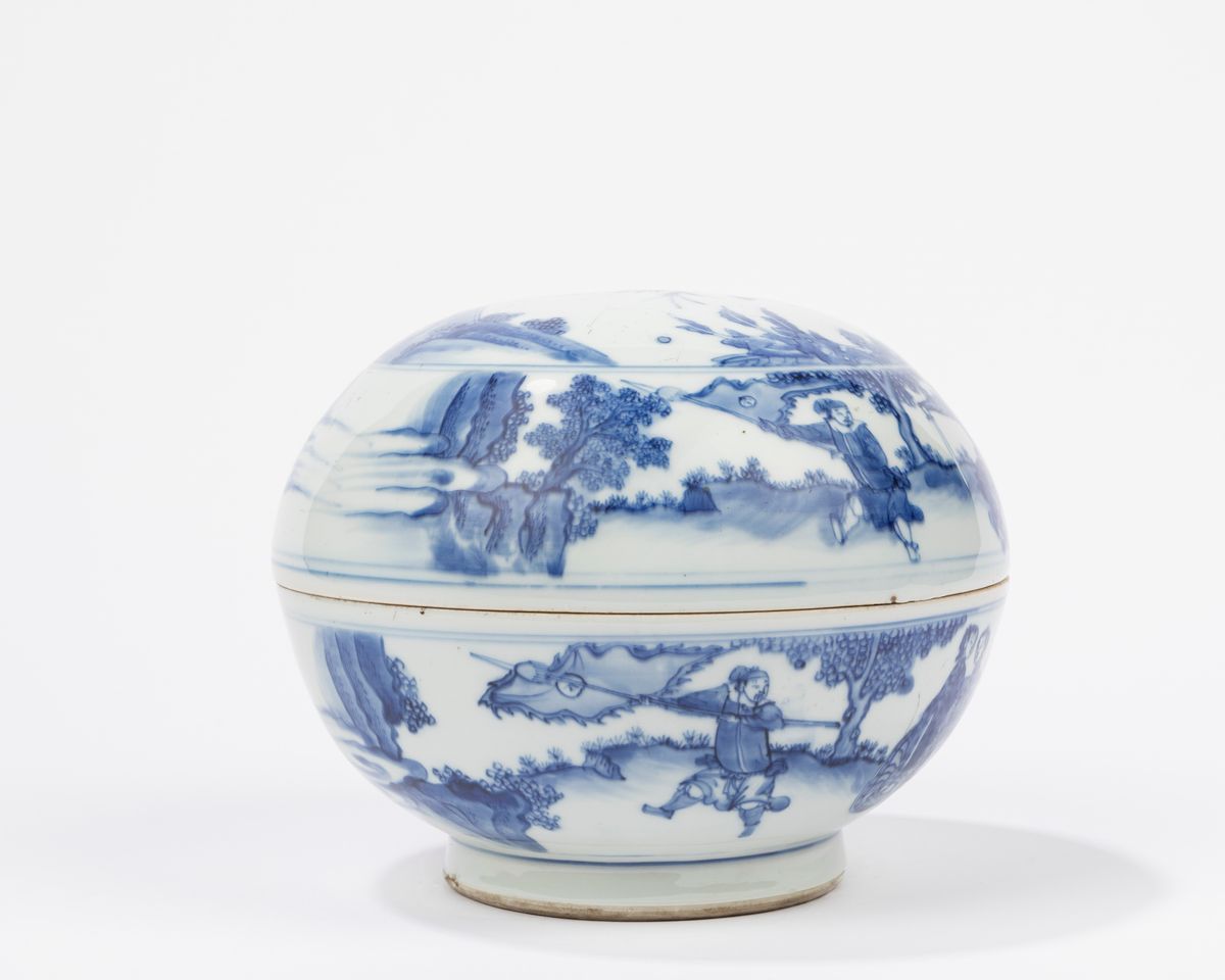 Cina, Scatola con coperchio in porcellana bianca e blu, XVII secolo, periodo Chongzhen (1627-1644...