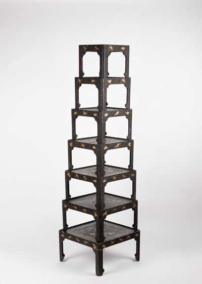 Sette tavolini impilabili a formare un étagère, Giappone, XIX/XX secolo, laccati con decorazioni ...