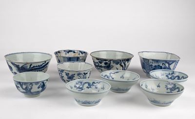 Set di dieci ciotole in porcellana bianca e blu, Cina, varie epoche
