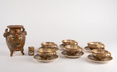 Ceramiche Satsuma, Set di sei tazze, un vaso privo di coperchio e un vasetto, Giappone, inizio se...