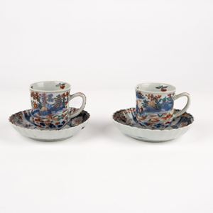 Coppia di tazzine con piattini in porcellana Imari. Cina, secolo XVIII