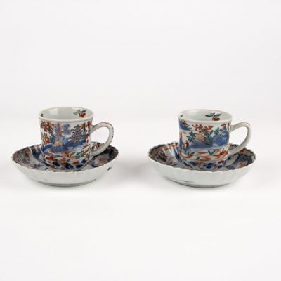 Cina, Coppia di tazzine con piattini in porcellana Imari, secolo XVIII