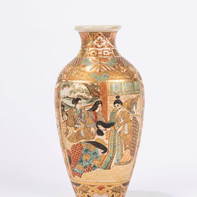 Vasetto in ceramica Satsuma, Giappone, periodo Meiji (1868-1912), altezza cm 17,5