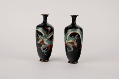 Giappone, Due vasetti decorati con draghi in smalto, periodo Meiji (1868-1912)
