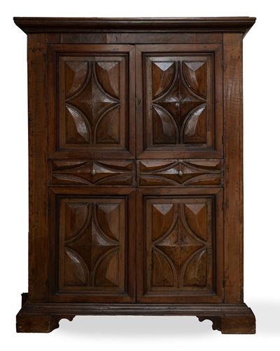 Armadio in Legno con Bugne Romboidali di Gusto Seicentesco