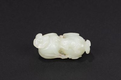Intaglio in giada bianca, raffigurante due pesche e un ranocchio, Cina, fine secolo XVIII