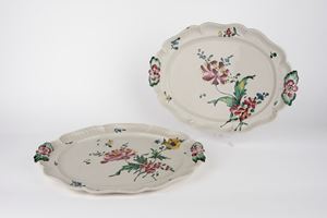  - Coppia di vassoi ovali in ceramica. Probabilmente Lodi, Manifattura Ferretti, fine secolo XVIII