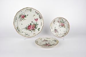 Un piatto tondo e due piattini in ceramica. Probabilmente Lodi, Manifattura Ferretti, fine secolo XVIII