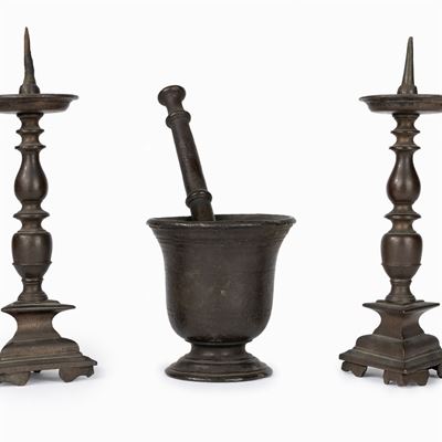 Lotto Composto da Due Candelieri in Bronzo ed un Mortaio, Secolo XVII