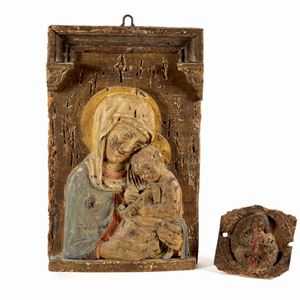 Lotto composto da due antiche sculture lignee: Madonna con Bambino e Cristo (frammento)