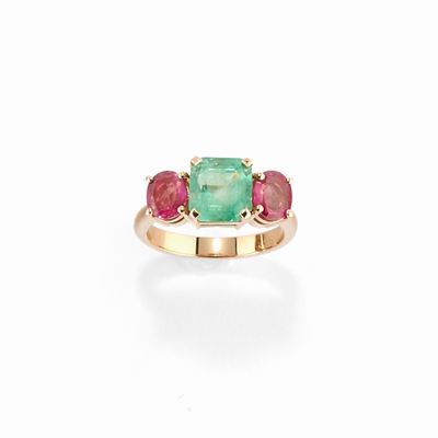 Anello in oro rosa 18k con smeraldo rettangolare e rubini Burma