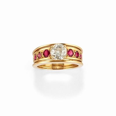Anello in oro giallo 18k con diamante taglio vecchio di circa 1,00 ct e rubini