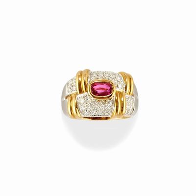Anello in oro bicolore con rubino e diamanti