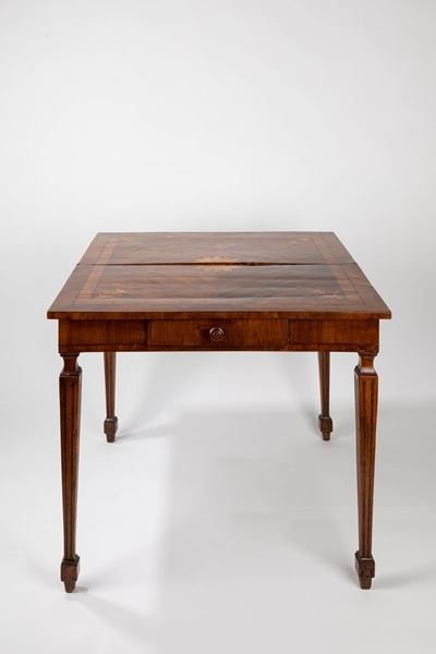 Tavolino da Gioco Lastronato e Intarsiato in Legni Pregiati. Emilia, Fine Secolo XVIII