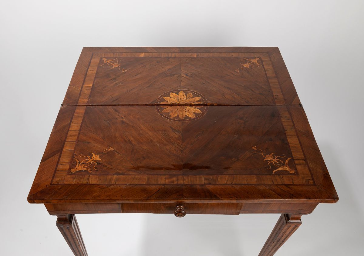 Tavolino da gioco lastronato e intarsiato in legni pregiati. Emilia, fine  secolo XVIII, Arredi Antichi