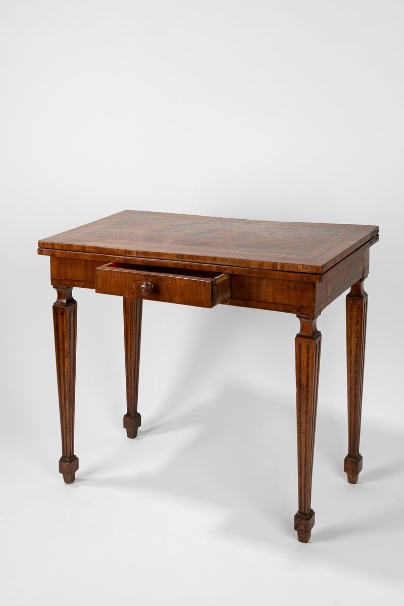 Tavolino da Gioco Lastronato e Intarsiato in Legni Pregiati. Emilia, Fine Secolo XVIII